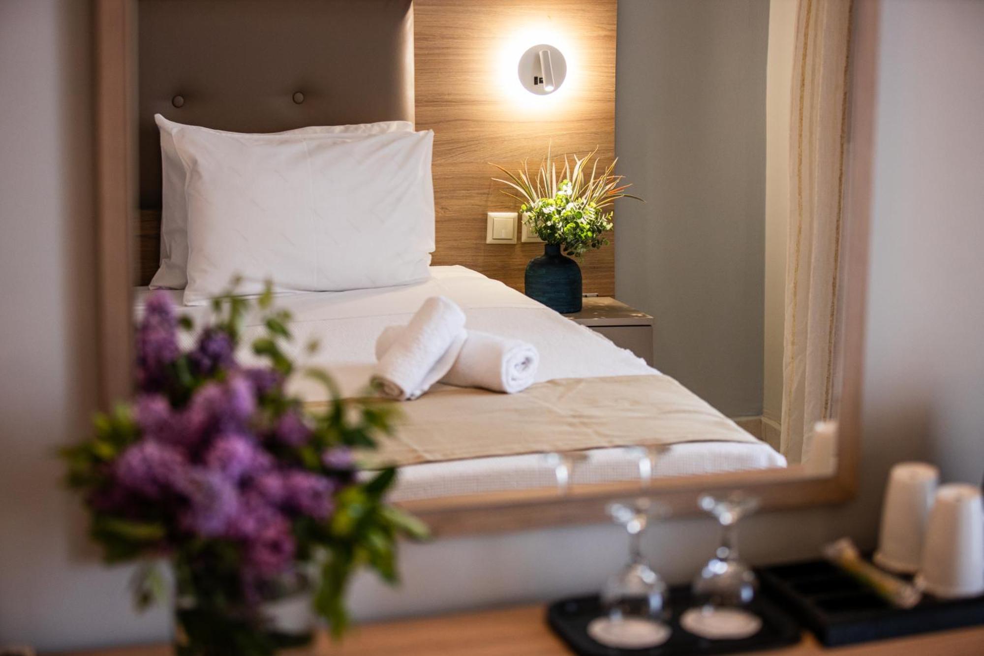 Tosca Beach Hotel Palaiontsiflikion Luaran gambar