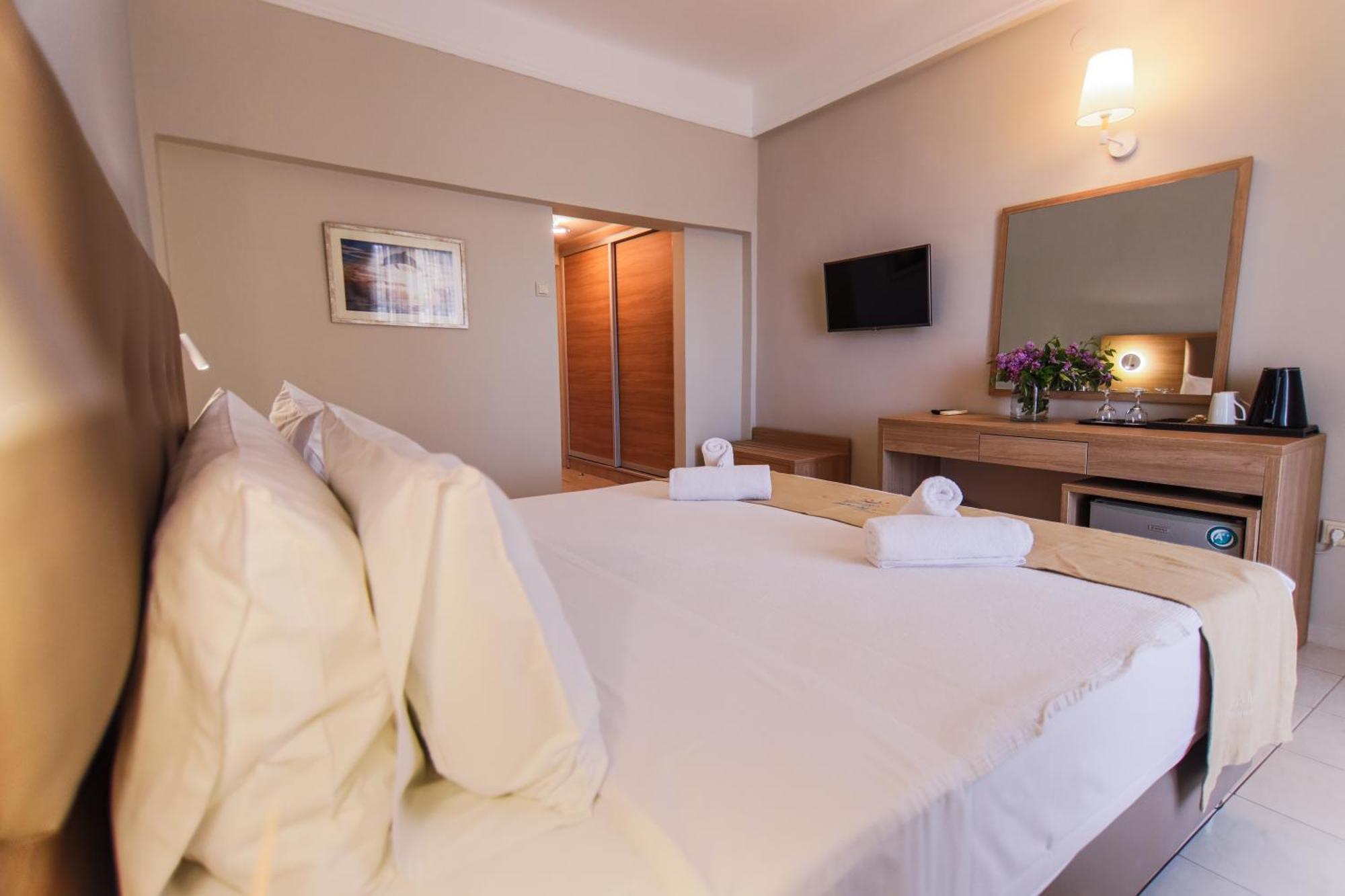 Tosca Beach Hotel Palaiontsiflikion Luaran gambar
