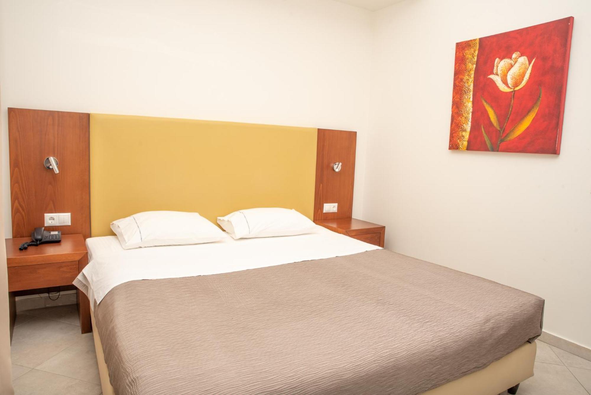 Tosca Beach Hotel Palaiontsiflikion Luaran gambar